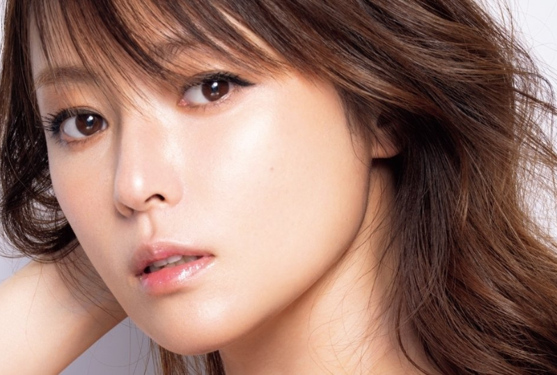 深田恭子 写真集 AO｜42歳の美ボディと笑顔
